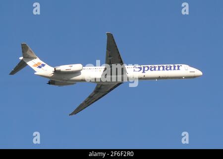 Spanair McDonnell Douglas MD-83 (EC-GHE) décollage de l'aéroport de Malaga, Espagne. Banque D'Images