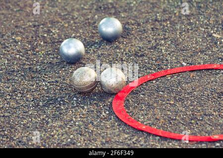 Boules de boccia au sol avec anneau de vis e rouge au match