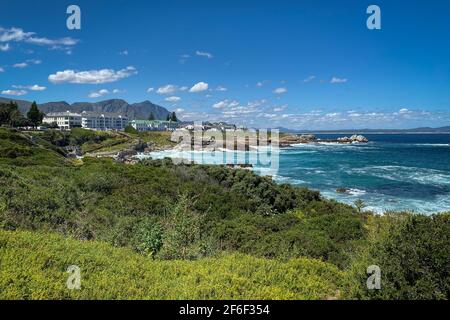 Vue panoramique paysage urbain d'Hermanus vu depuis le sentier côtier de la falaise à l'océan Atlantique, Afrique du Sud Banque D'Images