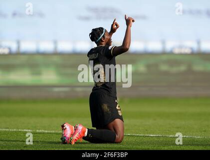 L'Asisat Oshoala de Barcelone célèbre le premier but de son équipe lors du match de l'UEFA Women's Champions League 2021 au Manchester City Academy Stadium, à Manchester. Date de la photo: Mercredi 31 mars 2021. Banque D'Images