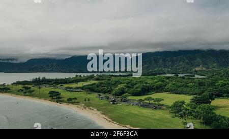 Vue aérienne sur la plage et le parc de Kualoa avec les montagnes de Ko'olau en arrière-plan Banque D'Images