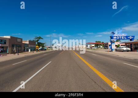 Tucumcari, Nouveau-Mexique - 9 juillet 2014 : vue sur l'historique US route 66, dans la ville de Tucumcari, Nouveau-Mexique. Banque D'Images