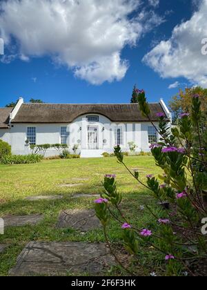 Ancienne maison suivant le style traditionnel des pays-Bas du Cap, construit en 1838 à Swellendam, en Afrique du Sud Banque D'Images