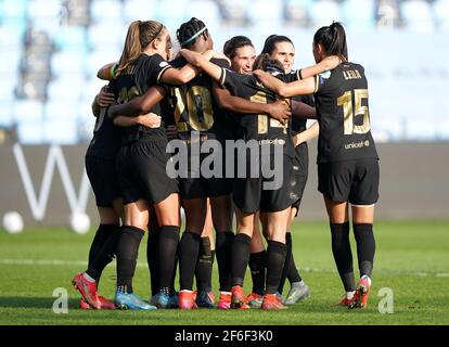 Asisat Oshoala (au centre) de Barcelone célèbre le premier but du match de l'UEFA Women's Champions League 2021 au Manchester City Academy Stadium, à Manchester. Date de la photo: Mercredi 31 mars 2021. Banque D'Images