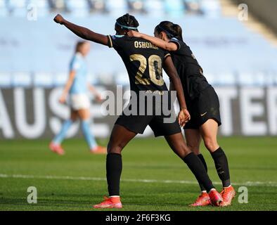 L'Asisat Oshoala de Barcelone (à gauche) célèbre le premier but de son équipe lors du match de l'UEFA Women's Champions League 2021 au Manchester City Academy Stadium, à Manchester. Date de la photo: Mercredi 31 mars 2021. Banque D'Images