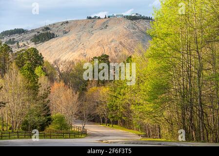 Coucher du soleil sur Stone Mountain depuis Songbird Habitat et Woodland Trail au début du printemps près d'Atlanta, en Géorgie. (ÉTATS-UNIS) Banque D'Images