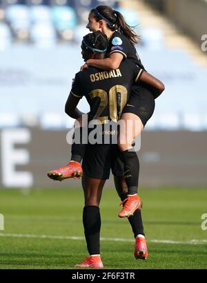 L'Asisat Oshoala de Barcelone (à gauche) célèbre le premier but de son équipe lors du match de l'UEFA Women's Champions League 2021 au Manchester City Academy Stadium, à Manchester. Date de la photo: Mercredi 31 mars 2021. Banque D'Images