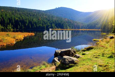 Lac Moraine Kleiner Arbersee avec le mont Grosser Arber dans le parc national de la forêt bavaroise. Paysage d'automne en Allemagne. Banque D'Images