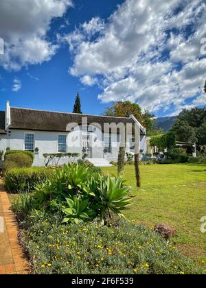 Ancienne maison suivant le style traditionnel des pays-Bas du Cap, construit en 1838 à Swellendam, en Afrique du Sud Banque D'Images