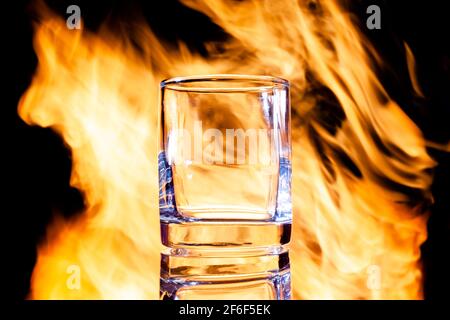 verre pour alcool en arrière-plan du feu Banque D'Images