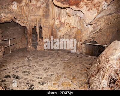 La grotte colossale est un vaste réseau de grottes dans le sud-est de l'Arizona, aux États-Unis, près de la communauté de Vail, à environ 22 miles (35 km) au sud-est de Tucson. Banque D'Images