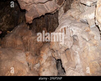 La grotte colossale est un vaste réseau de grottes dans le sud-est de l'Arizona, aux États-Unis, près de la communauté de Vail, à environ 22 miles (35 km) au sud-est de Tucson. Banque D'Images