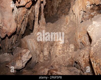 La grotte colossale est un vaste réseau de grottes dans le sud-est de l'Arizona, aux États-Unis, près de la communauté de Vail, à environ 22 miles (35 km) au sud-est de Tucson. Banque D'Images