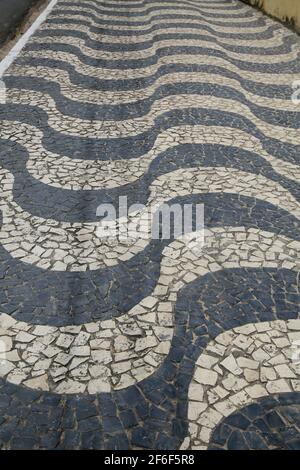 salvador, bahia, brésil - 21 décembre 2020: Trottoir avec mosaïque de conception fait avec des pierres portugaises est vu dans le quartier d'Itapua, dans le Cit Banque D'Images