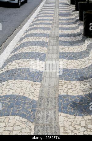 salvador, bahia, brésil - 21 décembre 2020: Trottoir avec mosaïque de conception fait avec des pierres portugaises est vu dans le quartier d'Itapua, dans le Cit Banque D'Images