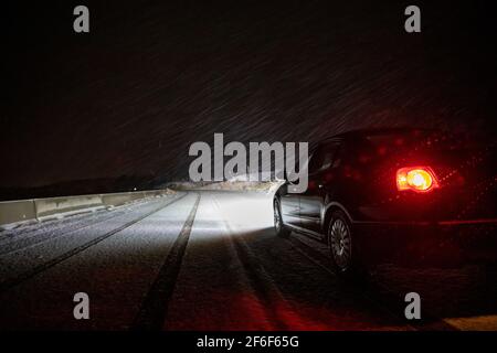voiture roulant sur neige glissante Banque D'Images