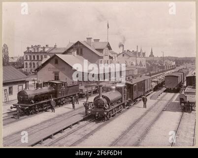 Gare centrale d'Eskilstuna. En Angleterre, ces deux locomotives ont été construites, le réservoir à selle le plus proche est venu de la même série dans les années 1870 que la locomotive située au Musée de la ville. La locomotive éloignée est probablement OFWJ K 18 Banque D'Images