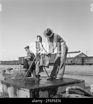 Eau potable pour toute la ville, également pour le camp de migrants de l'autre côté de la route. Tulelake, comté de Siskiyou, Californie. Photo de Dorothea Lange. Banque D'Images