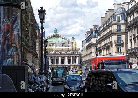 Paris, France, 22 juin : vue du Grand Opéra par une circulation dense sur l'avenue Opéra le 22 juin 2012 à Paris. Banque D'Images