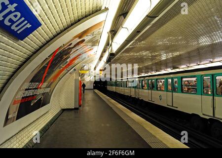 Paris, France, juin 21 : vue de la plate-forme de la gare du boulevard Pasteur, rue Vaugirard, le 21 juin 2012 à Paris. Banque D'Images