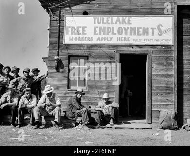 Bureau du Service de l'emploi de l'État de Californie. Tulelake, comté de Siskiyou, Californie. Ce bureau est à 500 mètres du camp des cueilleurs de pommes de terre. Ce bureau a effectué 2,452 placements individuels auprès de producteurs en cinq semaines (saison 1938). Photo de Dorothea Lange. Banque D'Images