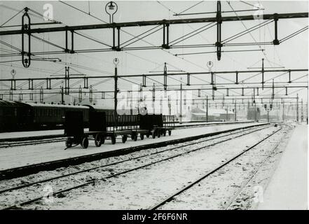 Le chemin de fer à la gare de Malmö. Gare centrale de Malmö. De 1856 à 1864, la voie principale sud a été ouverte par étapes. Le chemin de fer principal de Malmö à Lund a été ouvert pour la circulation 1856-12-01. La première maison de gare en pierre avec Banhall a été construite en 1855-56 par un architecte danois inconnu, éventuellement c. F. rasmussen. Le bâtiment a été en grande partie détruit déjà dix ans plus tard, le 14 décembre 1866, à l'occasion d'un incendie paysager. En 1878, une grande extension du système de chenilles, le cercle de décrochage a été achevé, l'atelier de réparation et le magasin de marchandises ont été élargis. Connexion de chemins de fer individuels au Banque D'Images