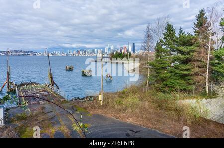 Vue sur les gratte-ciel de Seattle depuis le parc Jack Block à l'ouest de Seattle, Washington. Banque D'Images