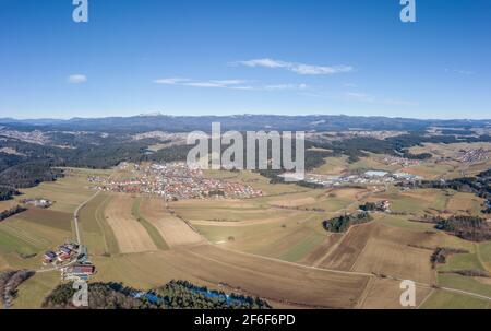 Image de photographie aérienne avec drone du village Grossarmschlag près de Grafenau dans la forêt bavaroise avec les montagnes Arber Rachel Lusen et le paysage, Ger Banque D'Images