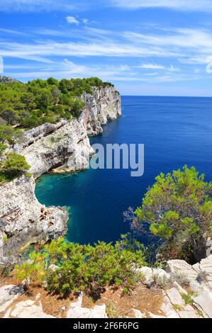 Falaises dans le parc naturel de Telascica, île de Dugi Otok dans la mer Adriatique. Croatie. Banque D'Images