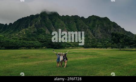 Vue aérienne sur la plage et le parc de Kualoa avec les montagnes de Ko'olau en arrière-plan Banque D'Images