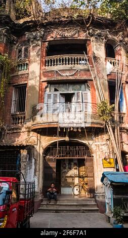 Kolkata, Bengale-Occidental, Inde - janvier 2018: Un ancien bâtiment d'époque avec des fenêtres ouvragées dans la ville de Kolkata. Banque D'Images