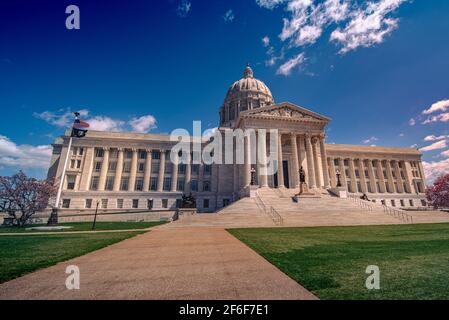 Vue à angle bas sur le trottoir menant au bâtiment en dôme de marbre et à colonnes du capitole de l'État du Missouri, à Jefferson City, au printemps, avec un ciel bleu. Banque D'Images