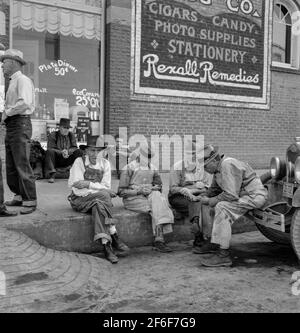 Les agriculteurs de Williamette Valley HOP de la ville tiennent leur forum politique sur le coin des pharmacies. Indépendance, Oregon. 1939. Photo de Dorothea Lange. Banque D'Images