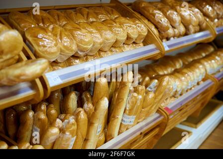 Vente de produits de boulangerie au supermarché. Banque D'Images