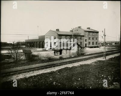 Le chemin de fer à la gare de Malmö. Gare centrale de Malmö. De 1856 à 1864, la voie principale sud a été ouverte par étapes. Le chemin de fer principal de Malmö à Lund a été ouvert pour la circulation 1856-12-01. La première maison de gare en pierre avec Banhall a été construite en 1855-56 par un architecte danois inconnu, éventuellement c. F. rasmussen. Le bâtiment a été en grande partie détruit déjà dix ans plus tard, le 14 décembre 1866, à l'occasion d'un incendie paysager. En 1878, une grande extension du système de chenilles, le cercle de décrochage a été achevé, l'atelier de réparation et le magasin de marchandises ont été élargis. Connexion de chemins de fer individuels au Banque D'Images