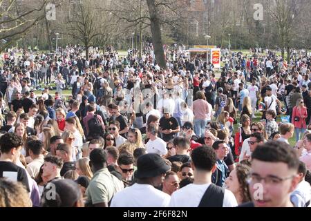 Amsterdam, pays-Bas. 31 mars 2021. Des centaines de personnes se rassemblent au Vondelpark, au printemps, dans le cadre de la pandémie du coronavirus à Amsterdam, le 31 mars 2021. L'hôtel de ville d'Amsterdam a fermé temporairement le célèbre Vondelpark en raison d'un grand nombre de personnes rassemblées brisant les mesures contre Covid-19. La municipalité demande aux gens d'éviter les endroits surpeuplés, de maintenir la distance sociale à 1,5 m et de profiter du temps près de chez eux, dans le cadre de mesures visant à limiter la propagation du coronavirus. (Photo bty Paulo Amorim/Sipa USA) Credit: SIPA USA/Alay Live News Banque D'Images