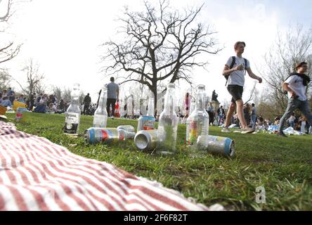 Amsterdam, pays-Bas. 31 mars 2021. Des centaines de personnes se rassemblent au Vondelpark, au printemps, dans le cadre de la pandémie du coronavirus à Amsterdam, le 31 mars 2021. L'hôtel de ville d'Amsterdam a fermé temporairement le célèbre Vondelpark en raison d'un grand nombre de personnes rassemblées brisant les mesures contre Covid-19. La municipalité demande aux gens d'éviter les endroits surpeuplés, de maintenir la distance sociale à 1,5 m et de profiter du temps près de chez eux, dans le cadre de mesures visant à limiter la propagation du coronavirus. (Photo bty Paulo Amorim/Sipa USA) Credit: SIPA USA/Alay Live News Banque D'Images