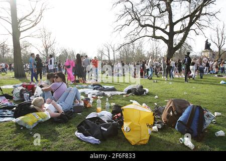 Amsterdam, pays-Bas. 31 mars 2021. Des centaines de personnes se rassemblent au Vondelpark, au printemps, dans le cadre de la pandémie du coronavirus à Amsterdam, le 31 mars 2021. L'hôtel de ville d'Amsterdam a fermé temporairement le célèbre Vondelpark en raison d'un grand nombre de personnes rassemblées brisant les mesures contre Covid-19. La municipalité demande aux gens d'éviter les endroits surpeuplés, de maintenir la distance sociale à 1,5 m et de profiter du temps près de chez eux, dans le cadre de mesures visant à limiter la propagation du coronavirus. (Photo bty Paulo Amorim/Sipa USA) Credit: SIPA USA/Alay Live News Banque D'Images