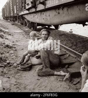 Le migrant et sa famille ont voyagé avec lui sur les trains de marchandises. Washington, Toppenish, vallée de Yakima. 1939. Photo de Dorothea Lange. Banque D'Images