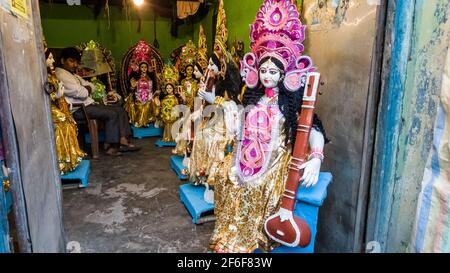 Kolkata, Bengale-Occidental, Inde - janvier 2018: Idoles colorées de la déesse hindoue Durga exposées dans un atelier de sculpture dans la région de Kumartuli de la Banque D'Images