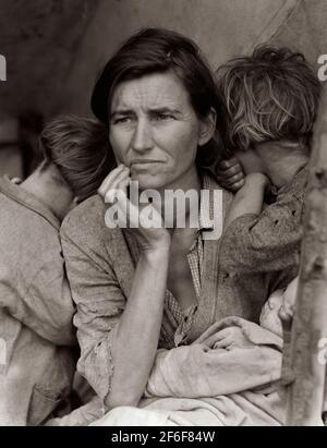 Cueilleurs de pois sans ressources en Californie. Mère de sept enfants. Trente-deux ans. Nipomo, Californie. Mars 1936. La photographie montre Florence Thompson avec trois de ses enfants dans une photographie connue sous le nom de « mère migrant ». Photo de Dorothea Lange. Banque D'Images