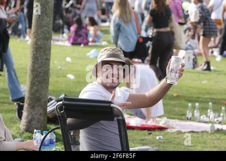 Amsterdam, pays-Bas. 31 mars 2021. Des centaines de personnes se rassemblent au Vondelpark, au printemps, dans le cadre de la pandémie du coronavirus à Amsterdam, le 31 mars 2021. L'hôtel de ville d'Amsterdam a fermé temporairement le célèbre Vondelpark en raison d'un grand nombre de personnes rassemblées brisant les mesures contre Covid-19. La municipalité demande aux gens d'éviter les endroits surpeuplés, de maintenir la distance sociale à 1,5 m et de profiter du temps près de chez eux, dans le cadre de mesures visant à limiter la propagation du coronavirus. (Photo bty Paulo Amorim/Sipa USA) Credit: SIPA USA/Alay Live News Banque D'Images