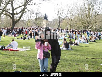 Amsterdam, pays-Bas. 31 mars 2021. Des centaines de personnes se rassemblent au Vondelpark, au printemps, dans le cadre de la pandémie du coronavirus à Amsterdam, le 31 mars 2021. L'hôtel de ville d'Amsterdam a fermé temporairement le célèbre Vondelpark en raison d'un grand nombre de personnes rassemblées brisant les mesures contre Covid-19. La municipalité demande aux gens d'éviter les endroits surpeuplés, de maintenir la distance sociale à 1,5 m et de profiter du temps près de chez eux, dans le cadre de mesures visant à limiter la propagation du coronavirus. (Photo bty Paulo Amorim/Sipa USA) Credit: SIPA USA/Alay Live News Banque D'Images