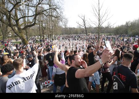 Amsterdam, pays-Bas. 31 mars 2021. Des centaines de personnes se rassemblent au Vondelpark, au printemps, dans le cadre de la pandémie du coronavirus à Amsterdam, le 31 mars 2021. L'hôtel de ville d'Amsterdam a fermé temporairement le célèbre Vondelpark en raison d'un grand nombre de personnes rassemblées brisant les mesures contre Covid-19. La municipalité demande aux gens d'éviter les endroits surpeuplés, de maintenir la distance sociale à 1,5 m et de profiter du temps près de chez eux, dans le cadre de mesures visant à limiter la propagation du coronavirus. (Photo bty Paulo Amorim/Sipa USA) Credit: SIPA USA/Alay Live News Banque D'Images