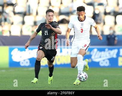 Dario Spikic (à gauche) en Croatie et Lloyd Kelly en Angleterre se battent pour le ballon lors du championnat européen des moins de 21 ans de l'UEFA 21 au stade Bonifacika de Koper, en Slovénie. Date de la photo: Mercredi 31 mars 2021. Banque D'Images