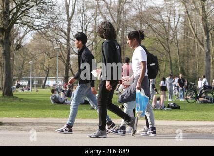 Amsterdam, pays-Bas. 31 mars 2021. Des centaines de personnes se rassemblent au Vondelpark, au printemps, dans le cadre de la pandémie du coronavirus à Amsterdam, le 31 mars 2021. L'hôtel de ville d'Amsterdam a fermé temporairement le célèbre Vondelpark en raison d'un grand nombre de personnes rassemblées brisant les mesures contre Covid-19. La municipalité demande aux gens d'éviter les endroits surpeuplés, de maintenir la distance sociale à 1,5 m et de profiter du temps près de chez eux, dans le cadre de mesures visant à limiter la propagation du coronavirus. (Photo bty Paulo Amorim/Sipa USA) Credit: SIPA USA/Alay Live News Banque D'Images