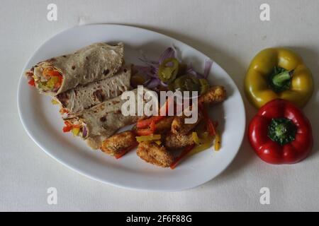 Rouleaux de poivrons paneer. Fromage cottage pané et frit à l'air, poivrons sautés, oignons frais hachés et jalapenos roulés dans du blé entier indien Banque D'Images