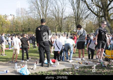 Amsterdam, pays-Bas. 31 mars 2021. Des centaines de personnes se rassemblent au Vondelpark, au printemps, dans le cadre de la pandémie du coronavirus à Amsterdam, le 31 mars 2021. L'hôtel de ville d'Amsterdam a fermé temporairement le célèbre Vondelpark en raison d'un grand nombre de personnes rassemblées brisant les mesures contre Covid-19. La municipalité demande aux gens d'éviter les endroits surpeuplés, de maintenir la distance sociale à 1,5 m et de profiter du temps près de chez eux, dans le cadre de mesures visant à limiter la propagation du coronavirus. (Photo bty Paulo Amorim/Sipa USA) Credit: SIPA USA/Alay Live News Banque D'Images