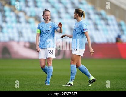 Keira Walsh (à gauche) et Abby Dahlkemper de Manchester City réagissent après le coup de sifflet final lors du match de l'UEFA Women's Champions League 2021 au Manchester City Academy Stadium, à Manchester. Date de la photo: Mercredi 31 mars 2021. Banque D'Images