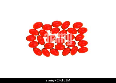 Huile de krill. Capsules de gélatine rouge isolées sur fond blanc.Source d'acides gras oméga.Suppléments d'huile sains food.krill Banque D'Images